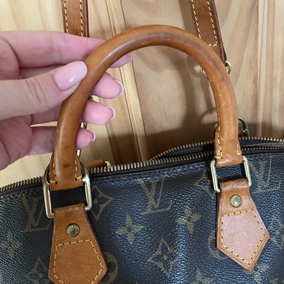 LOUIE VUITTON ALAMA BAG - Picture 2 of 7